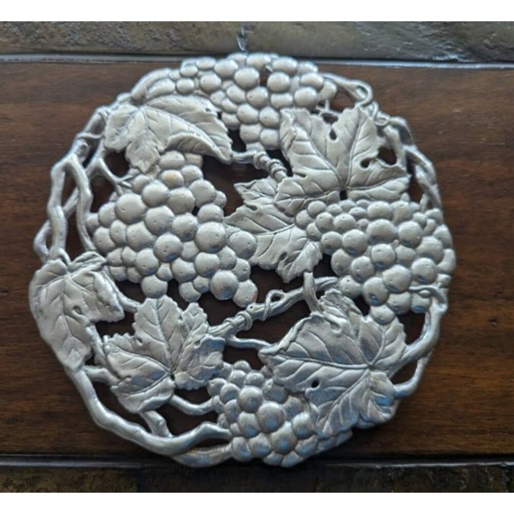 Vtg Arthur Court 1995 Grapes Grapevine Grape Leaf Footed Aluminum Trivet 7 3/4"